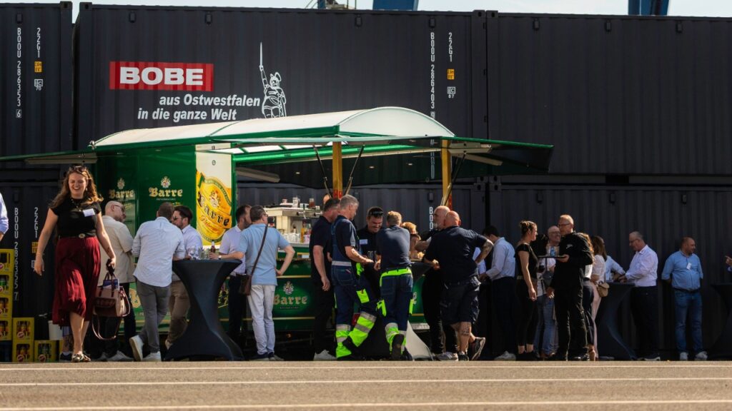 Mobiler Bierwagen und Getränkeservice der Theken Crew Minden bei einer Firmenfeier am Hafen in Minden.